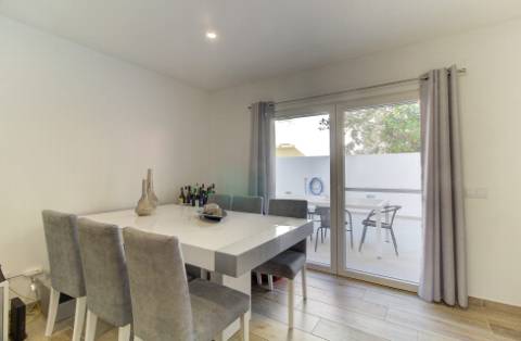 Moradia V2+2 Duplex com garagem, varandas e terraço