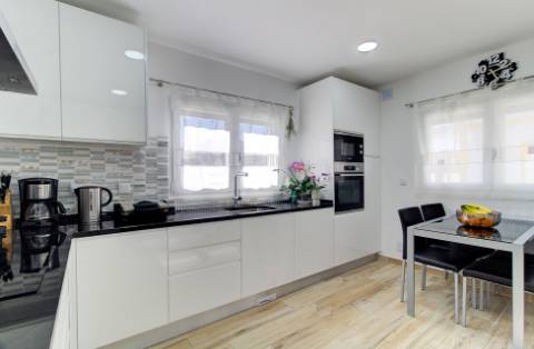 Moradia V2+2 Duplex com garagem, varandas e terraço