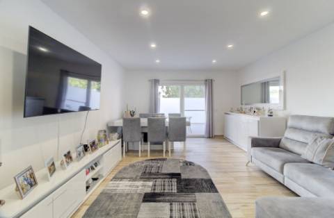 Moradia V2+2 Duplex com garagem, varandas e terraço