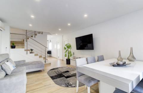 Moradia V2+2 Duplex com garagem, varandas e terraço