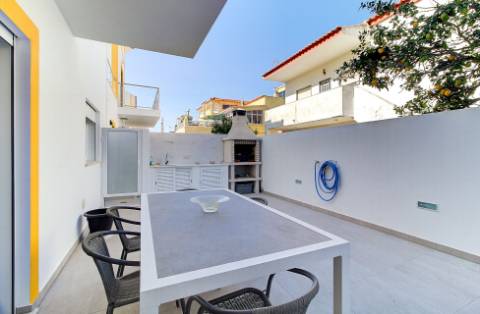 Moradia V2+2 Duplex com garagem, varandas e terraço