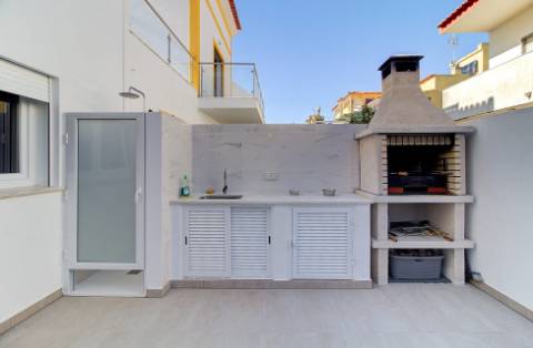 Moradia V2+2 Duplex com garagem, varandas e terraço