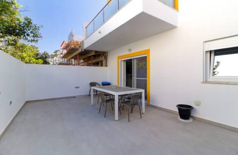 Moradia V2+2 Duplex com garagem, varandas e terraço