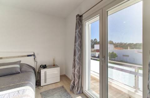 Moradia V2+2 Duplex com garagem, varandas e terraço