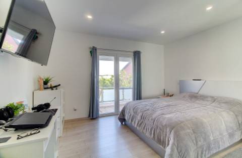 Moradia V2+2 Duplex com garagem, varandas e terraço