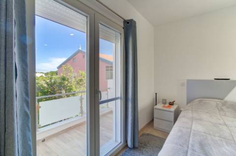 Moradia V2+2 Duplex com garagem, varandas e terraço