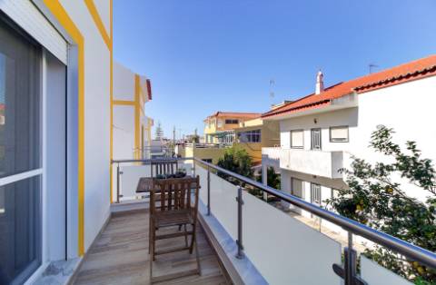 Moradia V2+2 Duplex com garagem, varandas e terraço