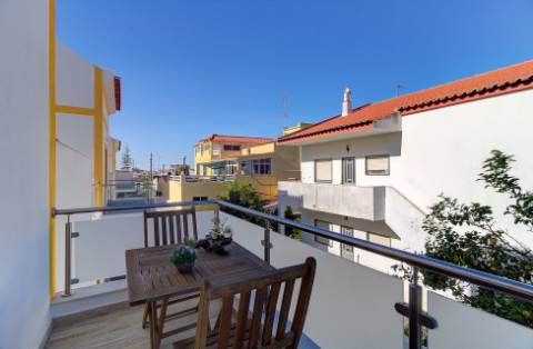 Moradia V2+2 Duplex com garagem, varandas e terraço