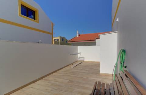 Moradia V2+2 Duplex com garagem, varandas e terraço