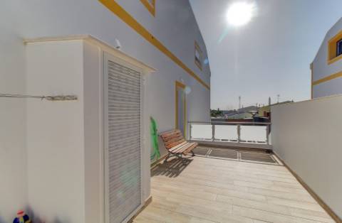 Moradia V2+2 Duplex com garagem, varandas e terraço
