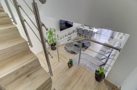 Moradia V2+2 Duplex com garagem, varandas e terraço