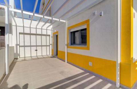 Moradia V2+2 Duplex com garagem, varandas e terraço