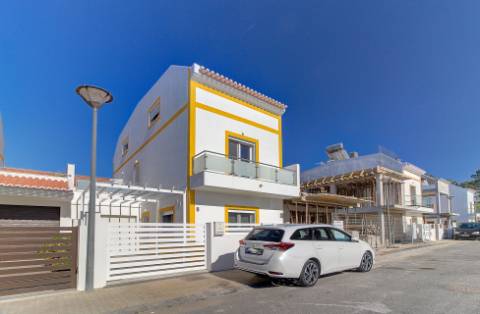 Moradia V2+2 Duplex com garagem, varandas e terraço