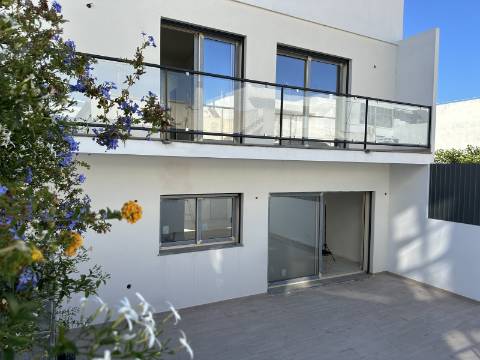 Magnifica moradia moderna T3 com piscina, garagem e elevador panorâmico!