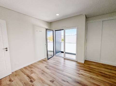 Magnifica moradia moderna T3 com piscina, garagem e elevador panorâmico!