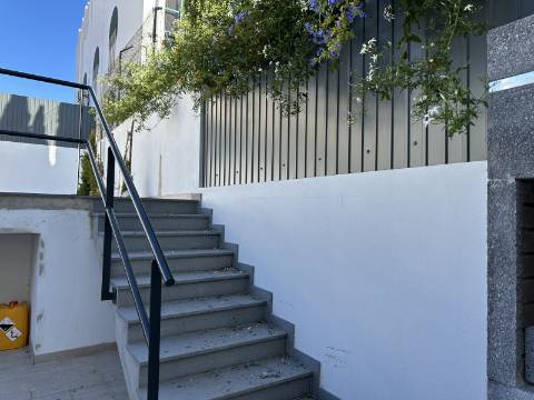 Magnifica moradia moderna T3 com piscina, garagem e elevador panorâmico!