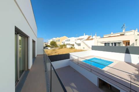 Magnifica moradia moderna T3 com piscina, garagem e elevador panorâmico!