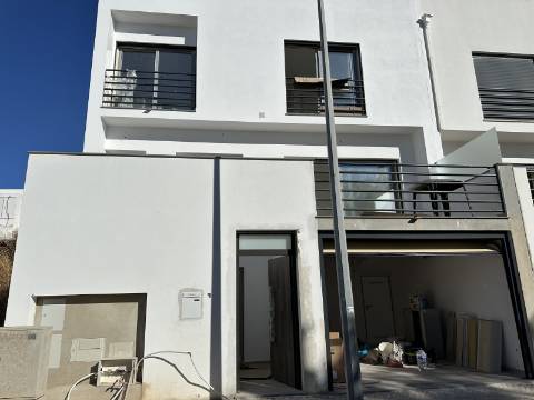 Magnifica moradia moderna T3 com piscina, garagem e elevador panorâmico!