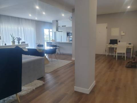 Apartamento T3 em Condominio Privado com Piscina. Vista Mar em Sesimbra