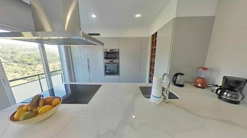 Apartamento T3 em Condominio Privado com Piscina. Vista Mar em Sesimbra