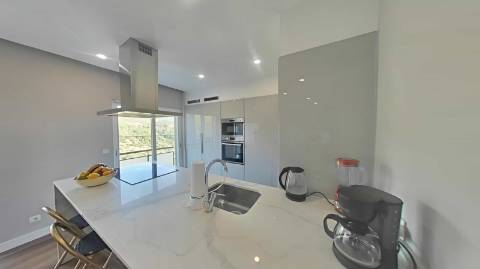 Apartamento T3 em Condominio Privado com Piscina. Vista Mar em Sesimbra