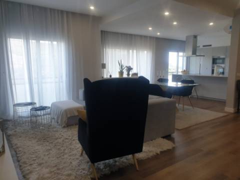 Apartamento T3 em Condominio Privado com Piscina. Vista Mar em Sesimbra