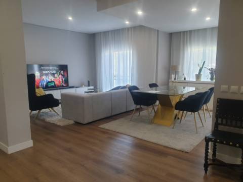 Apartamento T3 em Condominio Privado com Piscina. Vista Mar em Sesimbra