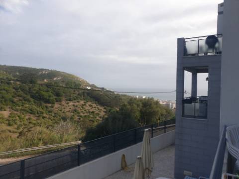 Apartamento T3 em Condominio Privado com Piscina. Vista Mar em Sesimbra