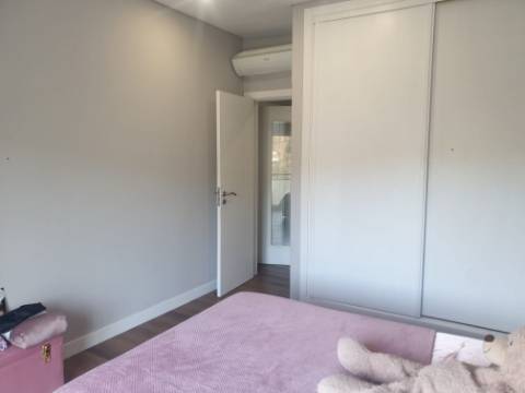 Apartamento T3 em Condominio Privado com Piscina. Vista Mar em Sesimbra