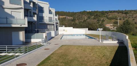Apartamento T3 em Condominio Privado com Piscina. Vista Mar em Sesimbra