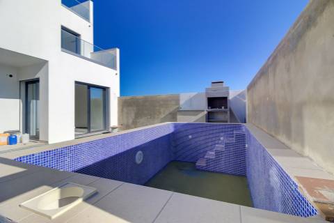 Moradia geminada nova de 3 quartos em Bernarda, Altura, com terraço.