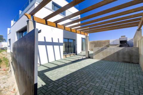 Moradia geminada nova de 3 quartos em Bernarda, Altura, com terraço.