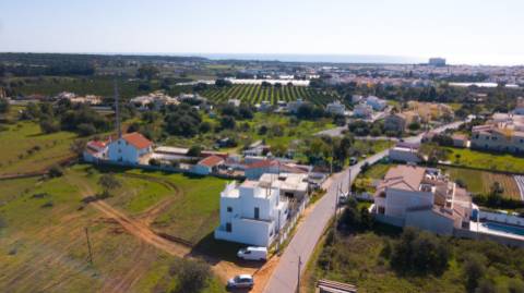 Moradia geminada nova de 3 quartos em Bernarda, Altura, com terraço.