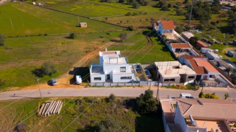 Moradia geminada nova de 3 quartos em Bernarda, Altura, com terraço.