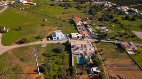 Moradia geminada nova de 3 quartos em Bernarda, Altura, com terraço.