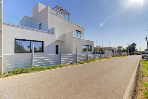 Moradia geminada nova de 3 quartos em Bernarda, Altura, com terraço.