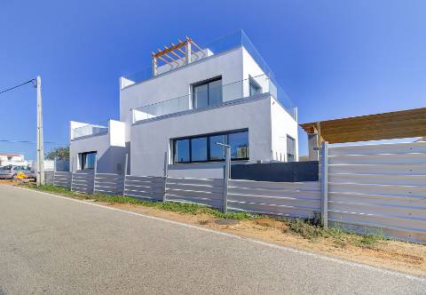Moradia geminada nova de 3 quartos em Bernarda, Altura, com terraço.