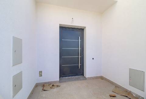 Moradia geminada nova de 3 quartos em Bernarda, Altura, com terraço.