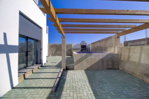 Moradia geminada nova de 3 quartos em Bernarda, Altura, com terraço.