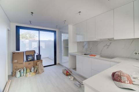 Moradia geminada nova de 3 quartos em Bernarda, Altura, com terraço.