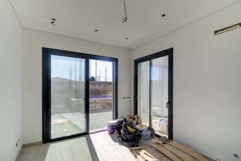 Moradia geminada nova de 3 quartos em Bernarda, Altura, com terraço.