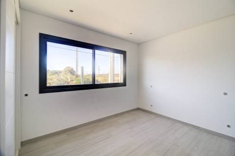 Moradia geminada nova de 3 quartos em Bernarda, Altura, com terraço.