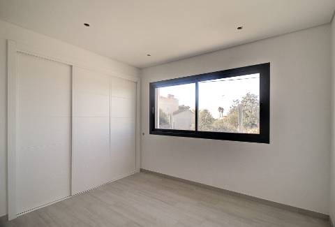 Moradia geminada nova de 3 quartos em Bernarda, Altura, com terraço.