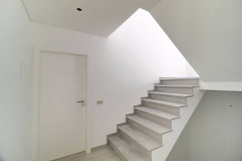 Moradia geminada nova de 3 quartos em Bernarda, Altura, com terraço.