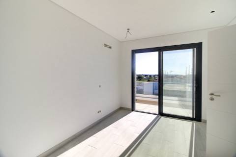 Moradia geminada nova de 3 quartos em Bernarda, Altura, com terraço.