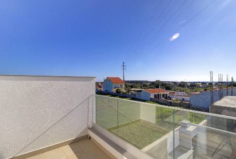 Moradia geminada nova de 3 quartos em Bernarda, Altura, com terraço.