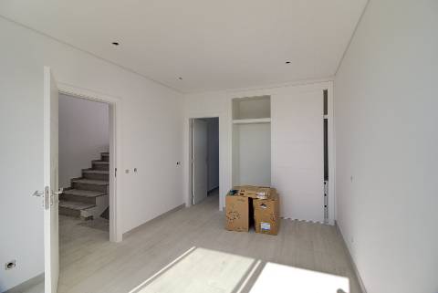 Moradia geminada nova de 3 quartos em Bernarda, Altura, com terraço.