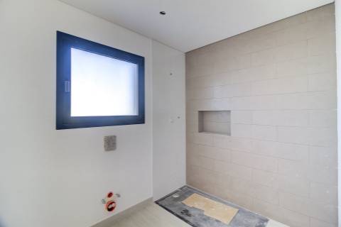 Moradia geminada nova de 3 quartos em Bernarda, Altura, com terraço.