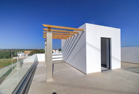 Moradia geminada nova de 3 quartos em Bernarda, Altura, com terraço.