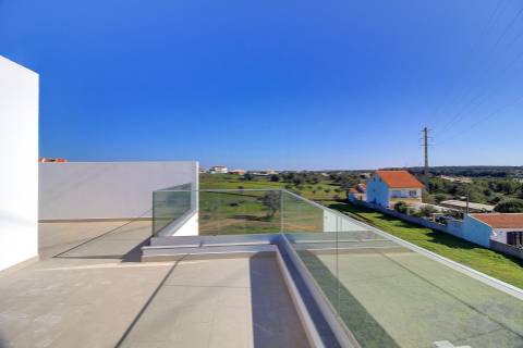 Moradia geminada nova de 3 quartos em Bernarda, Altura, com terraço.